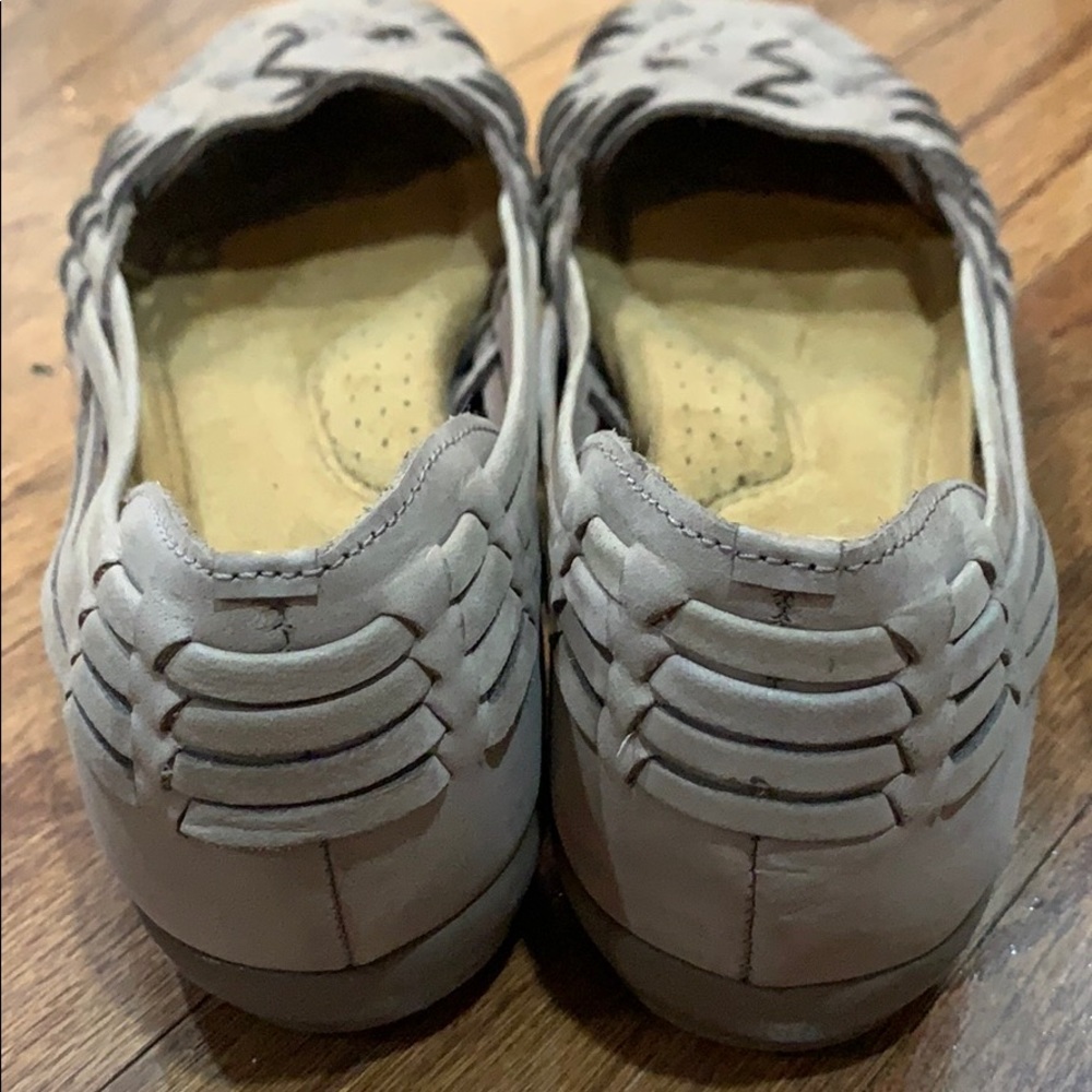 NEW- NEVER WORN all leather flats - Picture 5 of 8